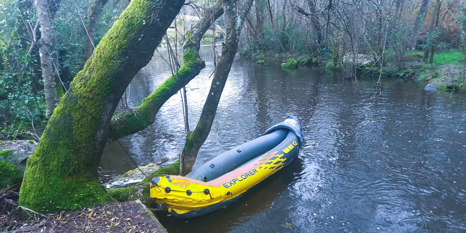 בית חווה על גדת הנהר